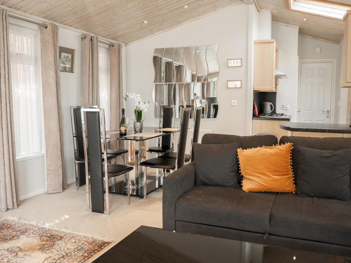 Pass The Keys The Lodge At Point House Farm - Sleeps Up To 6 Chester Buitenkant foto